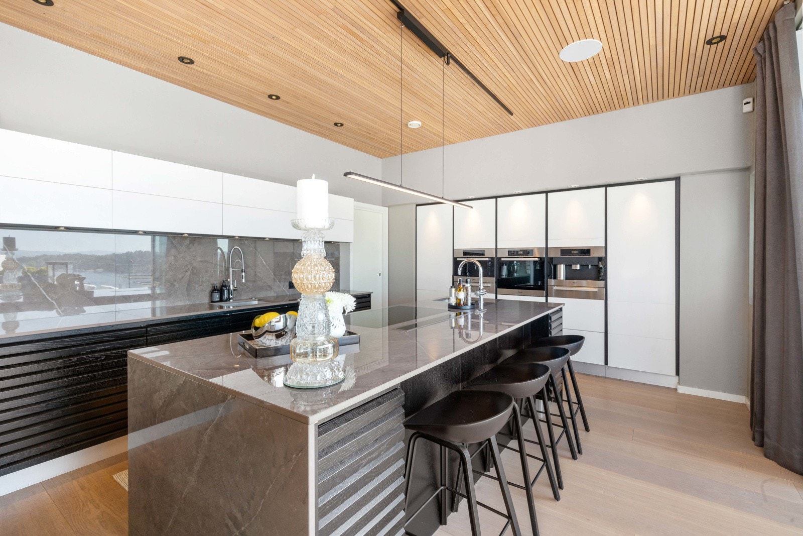 Kjøkkenøy med praktisk barløsning Galleribilde