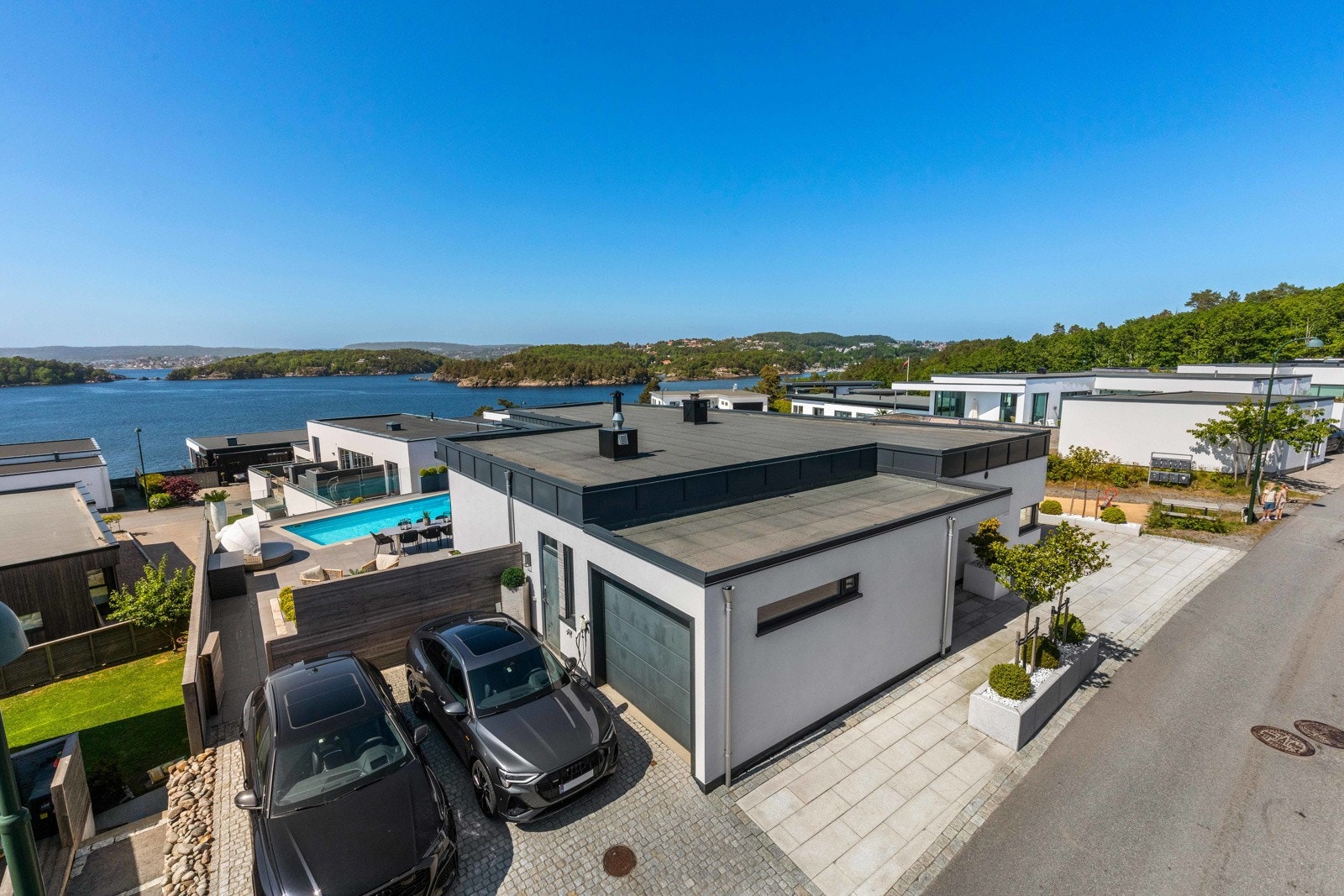 Enebolig med basseng og nydelig utsikt mot sjøen Galleribilde