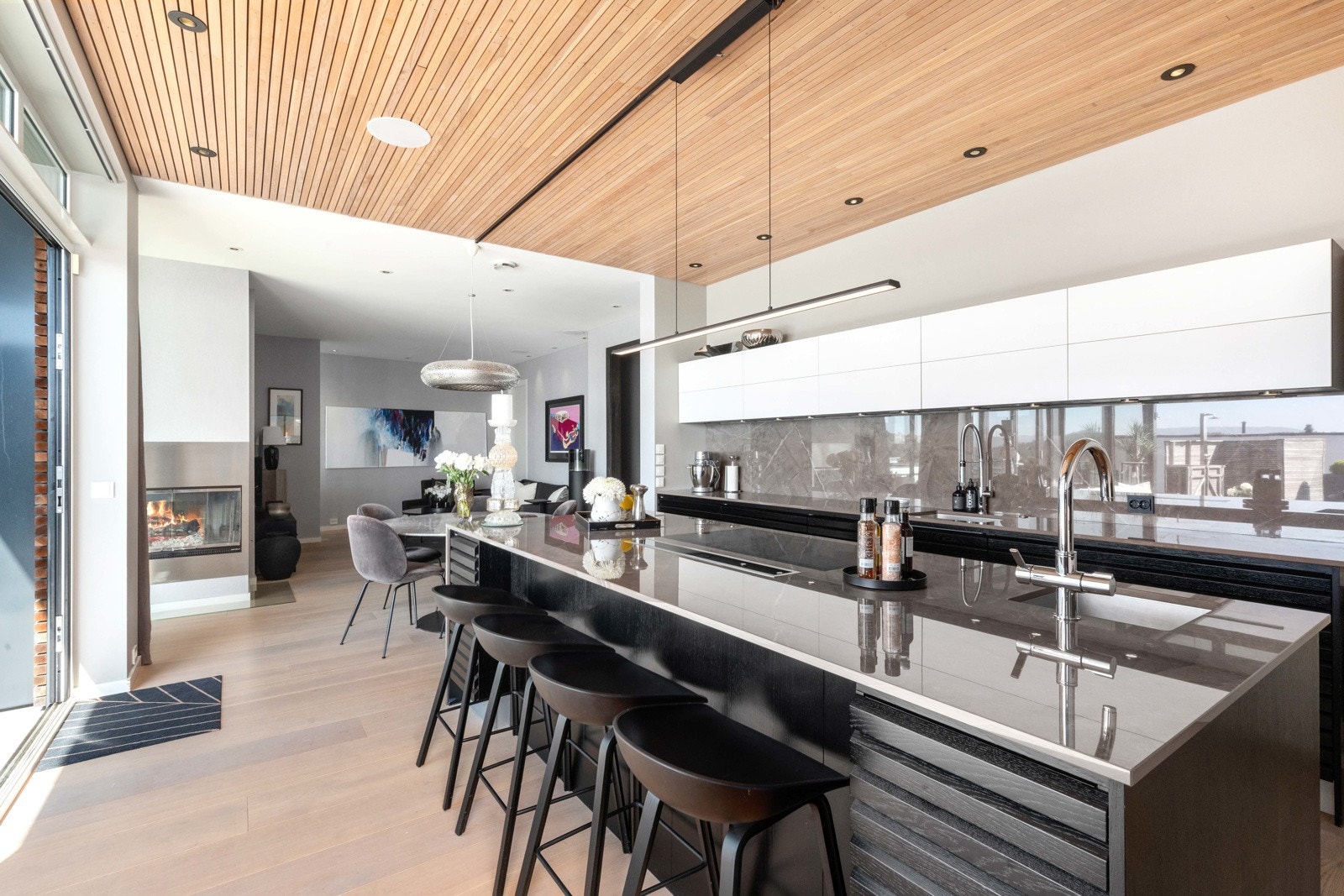 Delikat kjøkken med integrerte hvitevarer Galleribilde