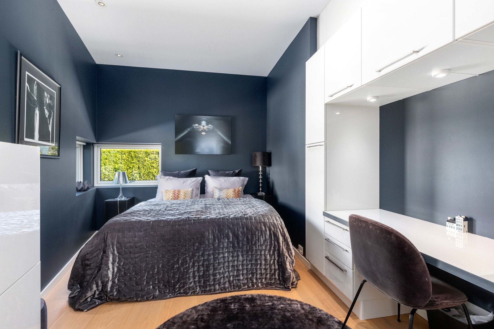 Soverom i hovedetasje med god plass til seng og oppbevaring Galleribilde