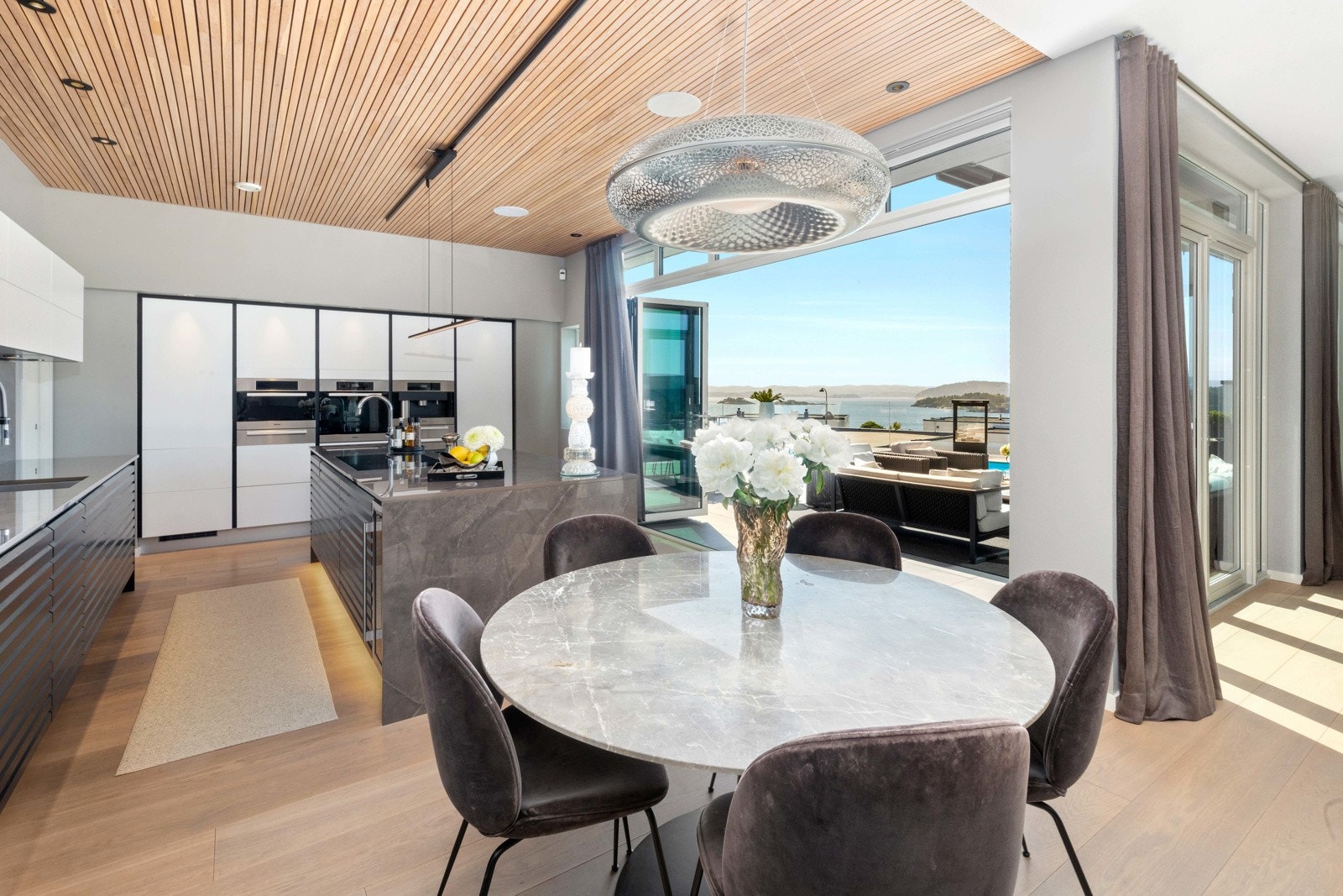 Plass til spisebord mellom stue og kjøkken Galleribilde