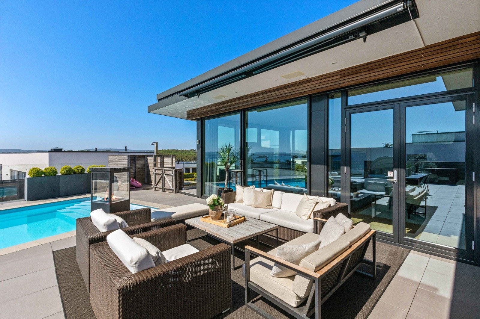 Uteområde med god plass til utemøbler Galleribilde