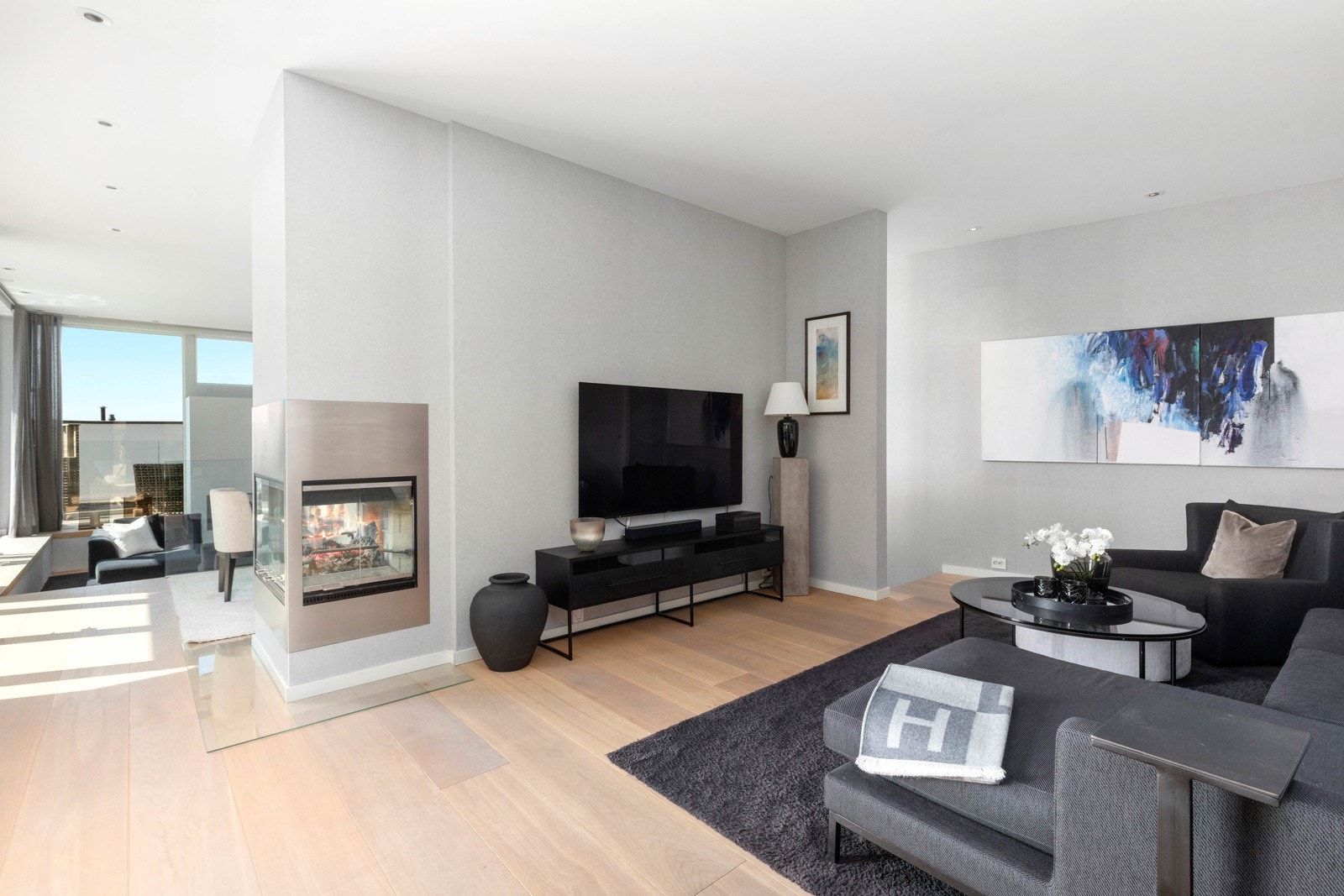 I hovedetasjen finner du også en tv-stue med plass til sofagruppe Galleribilde