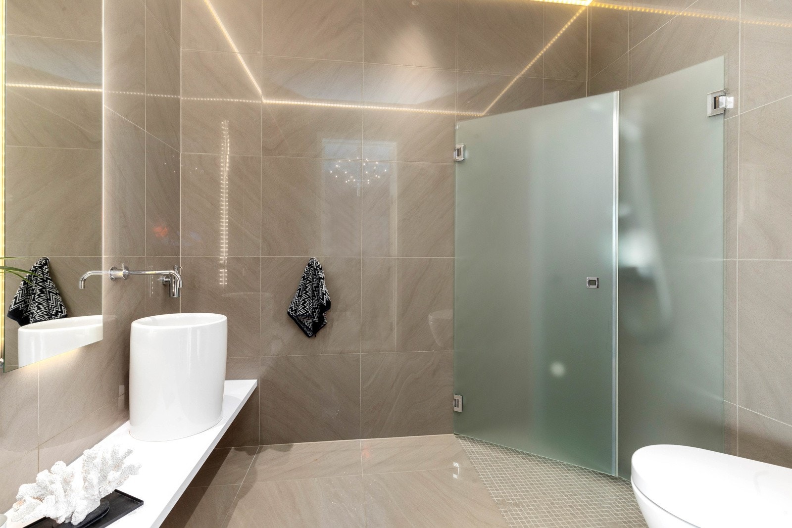 Flislagt bad i hovedetasje med wc, servant og dusjhjørne Galleribilde