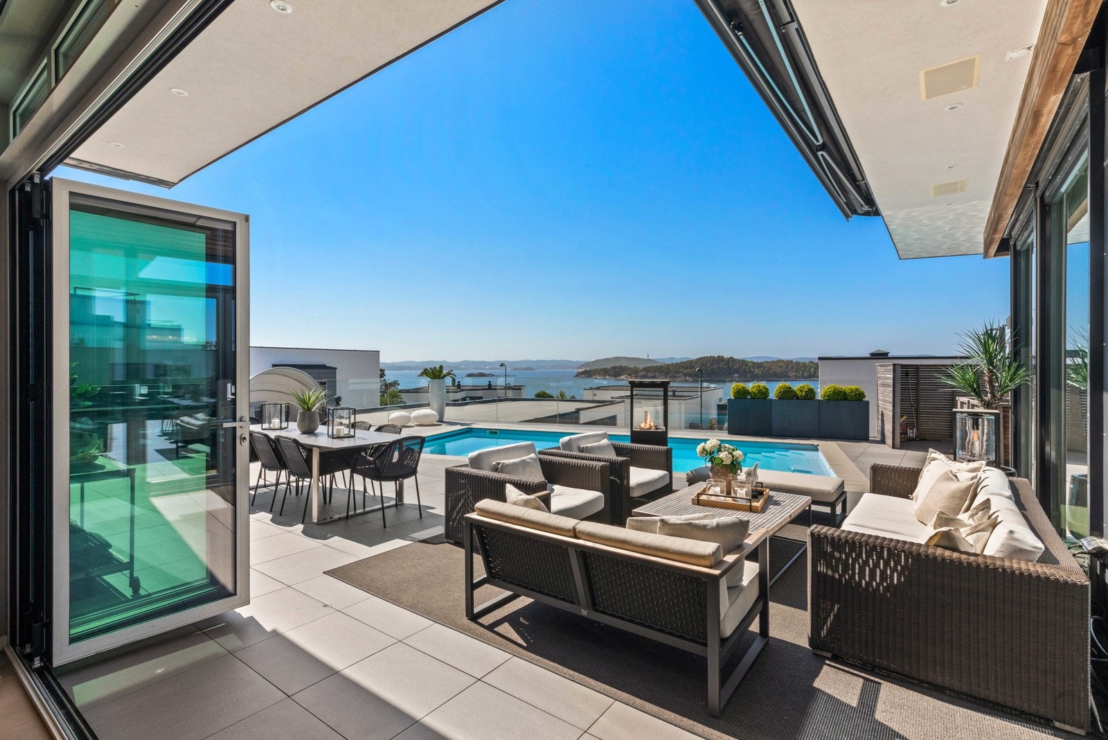 Store foldedører ut mot solrikt uteområde Galleribilde