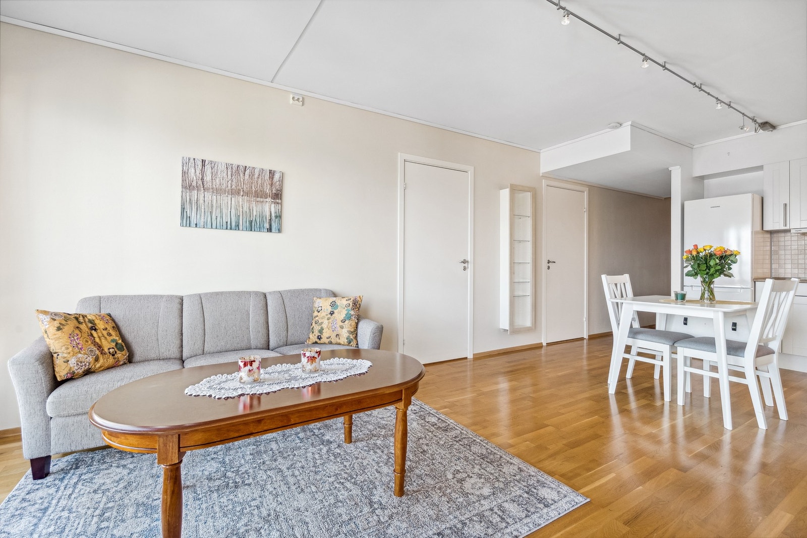 Inngang til soverom og bad fra stue/kjøkken. Galleribilde