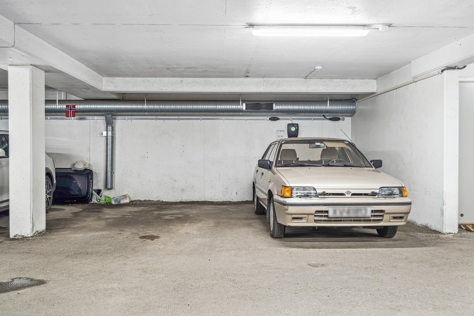 Innendørs parkeringsplass. Galleribilde