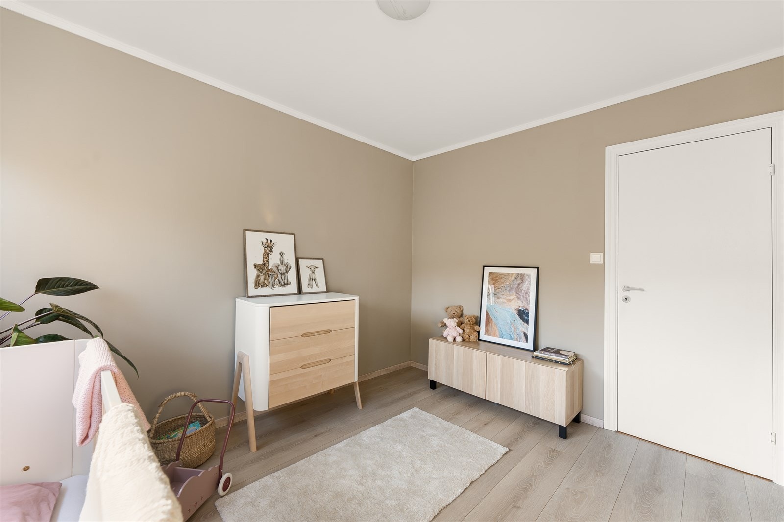 Her er det god plass til stor seng, nattbord og garderobeløsning. Galleribilde