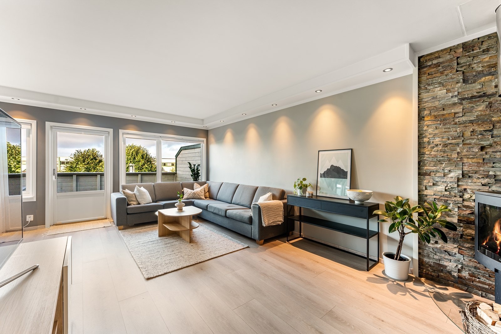 Lys å luftig stue med godt lysinnslipp, målt til 27,2m². Galleribilde