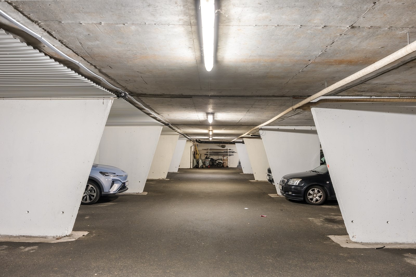 Fast parkering i garasje. Galleribilde