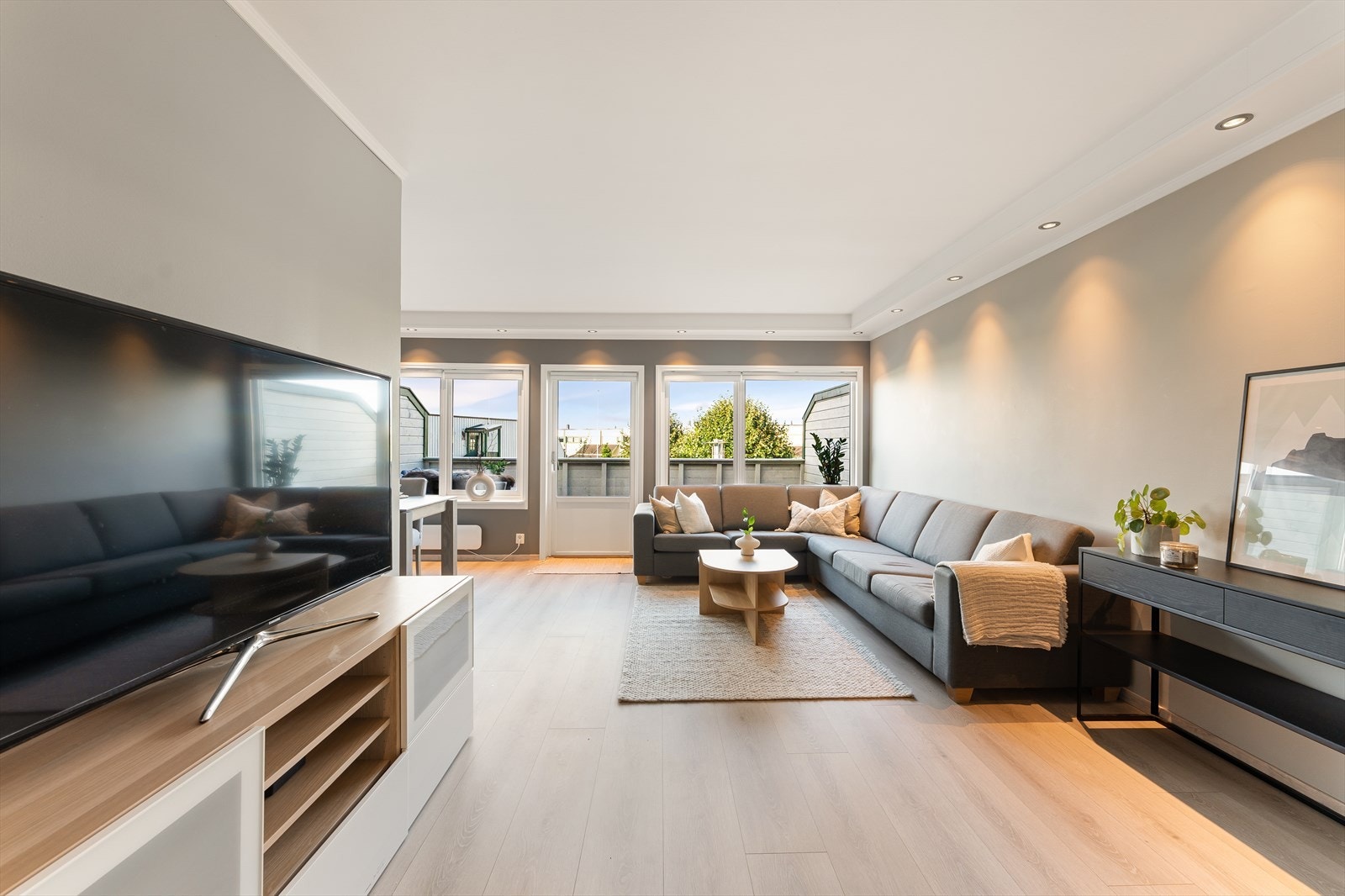 Fra stuen er det utgang til balkong. Galleribilde