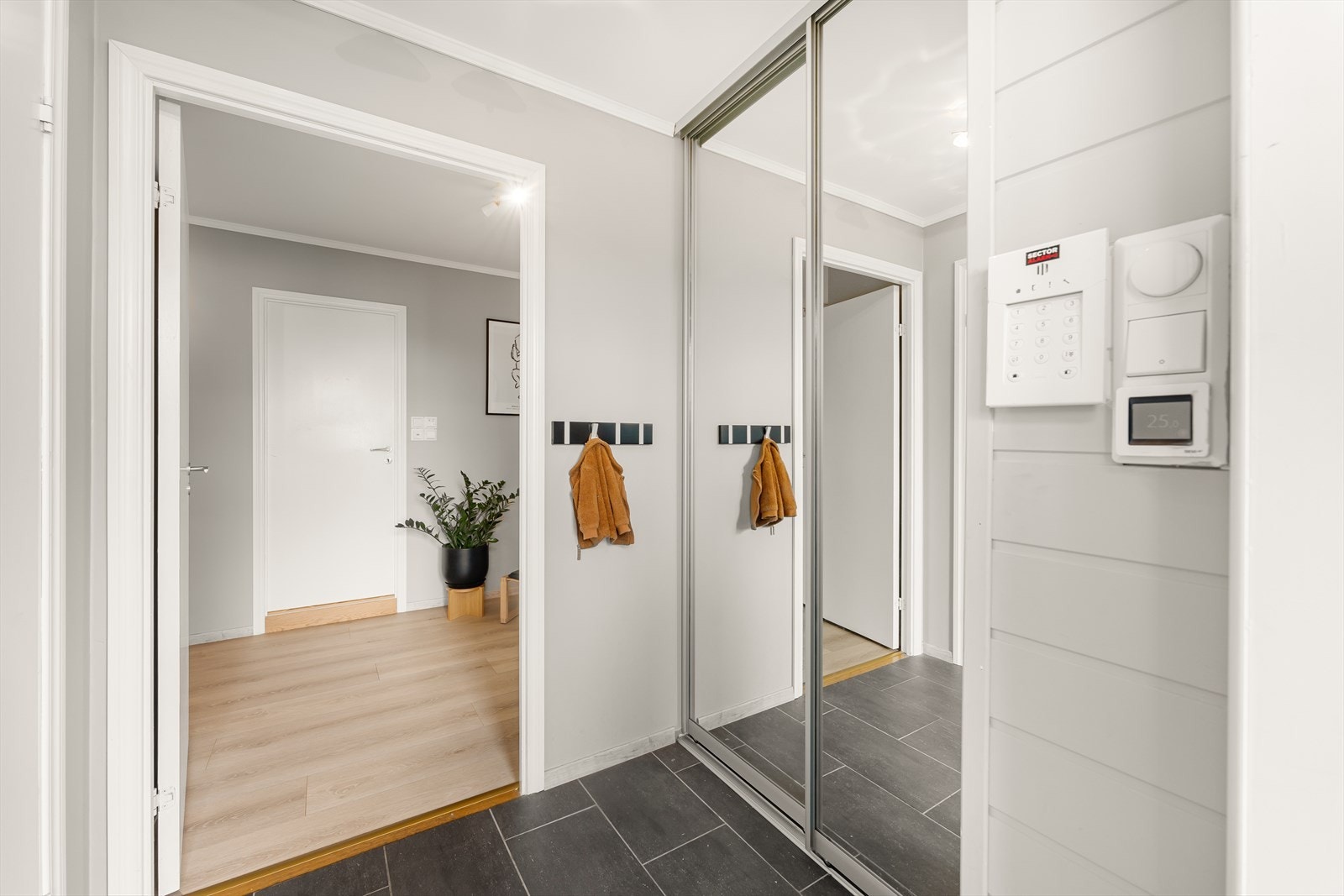 Stor flislagt gang med god oppbevaringsplass. Galleribilde