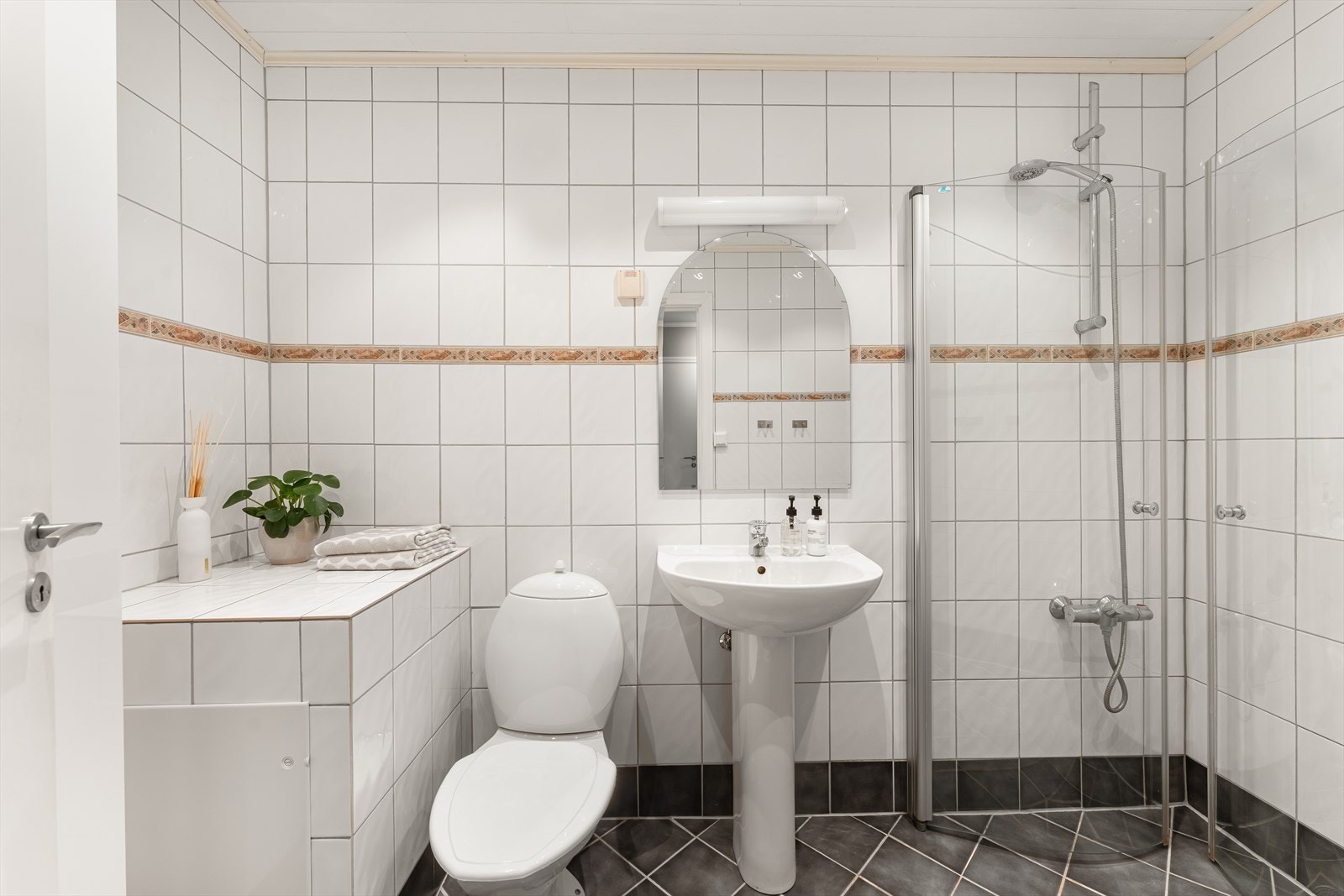 Helfliset bad med varmekabler i gulv. Galleribilde