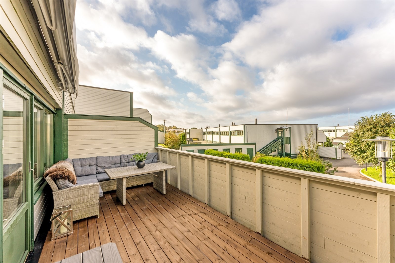 Romslig solrik balkong målt til 15,6m². Galleribilde