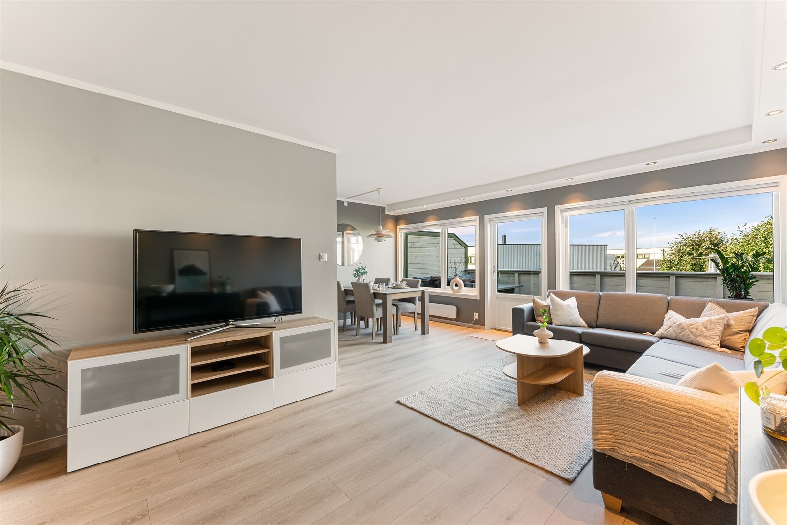 Her er det god plass til både sofagruppe og spisebord. Galleribilde