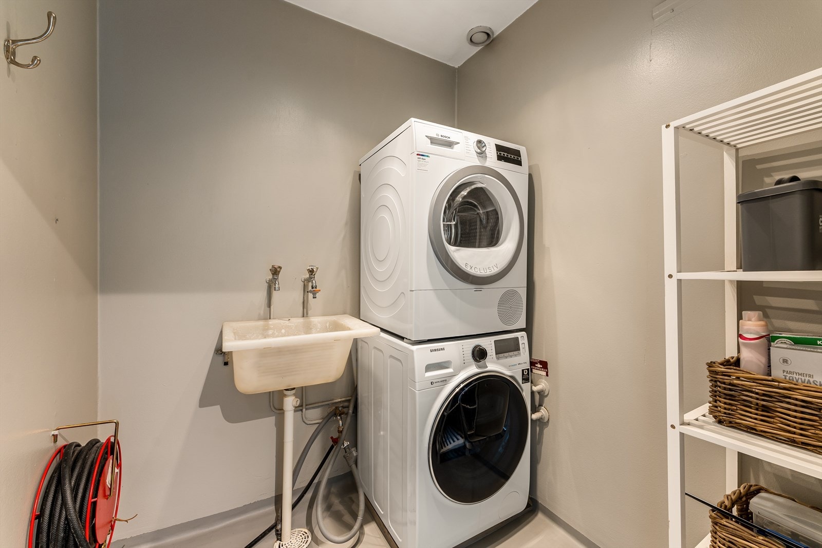 Vaskerom er målt til 2,9m². Her er det utslagsvask og opplegg til både vaskemaskin og tørketrommel. Galleribilde