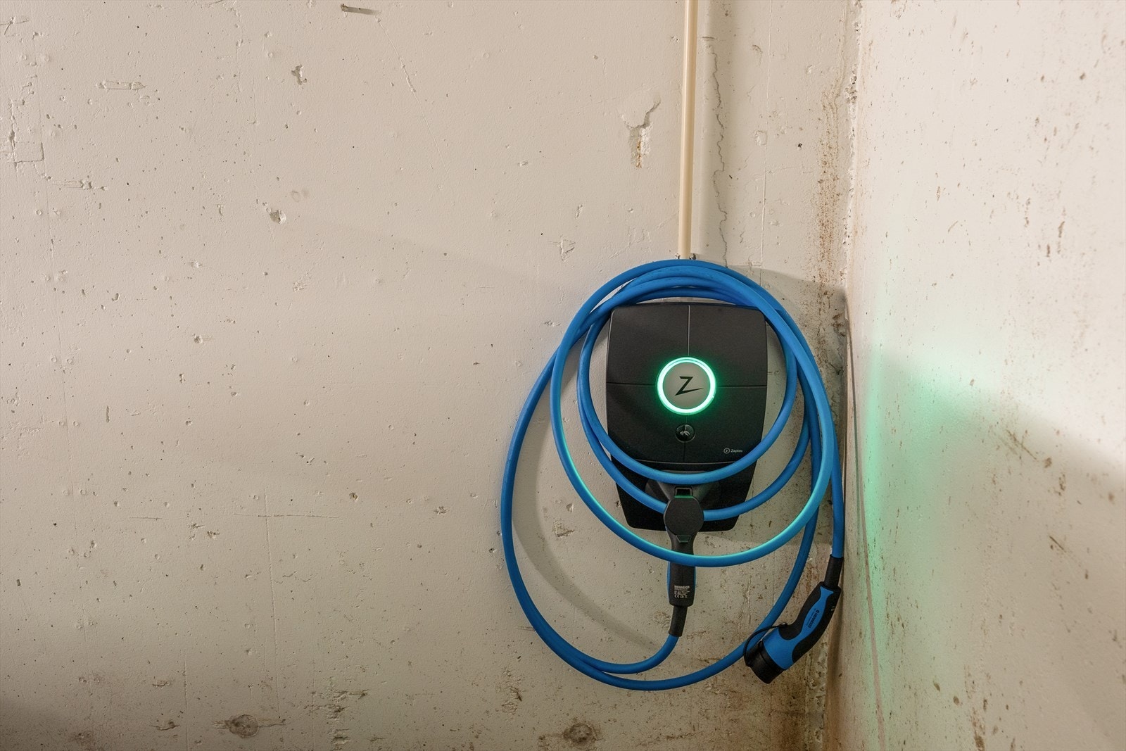 Elbillader står klar før bruk. Galleribilde