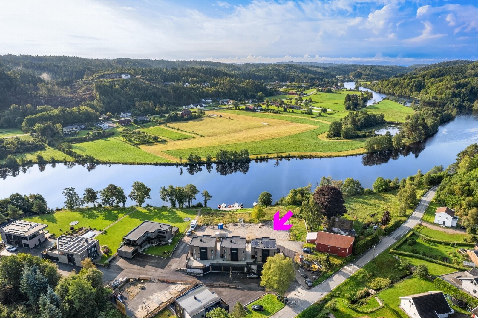 Tomten er en del av "Gartnerihagen" hvor det er opparbeidet ny lekeplass og asfalterte interne veier. Galleribilde