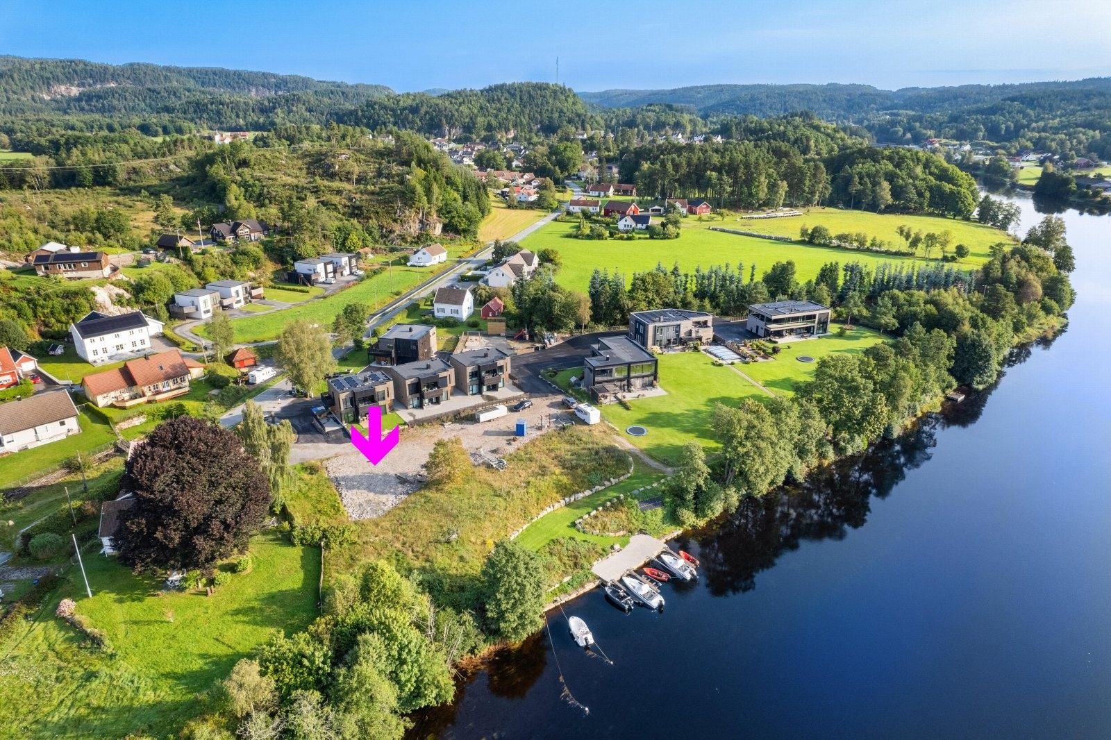 Tomten ligger sentralt i Holum med kort vei til skole og idrettsanlegg. Galleribilde