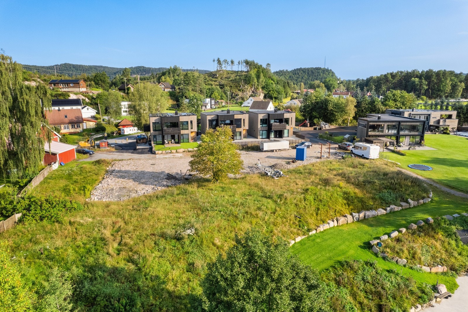 Tomten ligger i fremste linje med rett til bruk av tomt frem til helning til båtplassene. Galleribilde