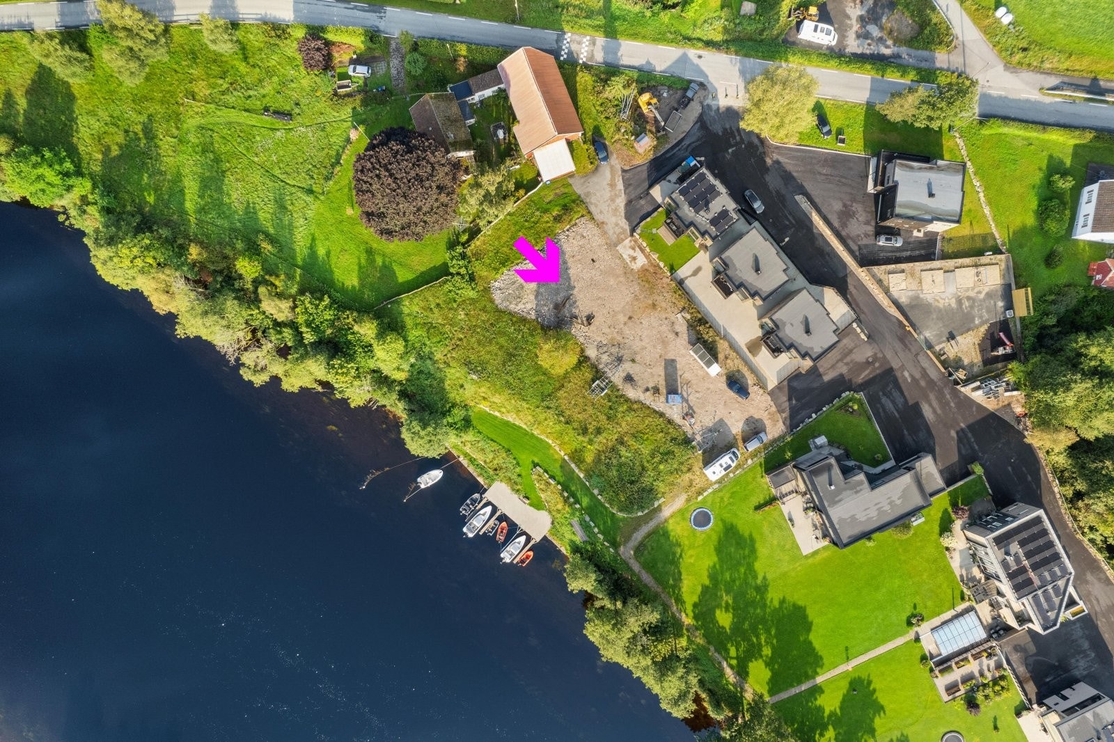 Tomten er delvis opparbeidet med stikk for vann og avløp frem til tomten. Galleribilde