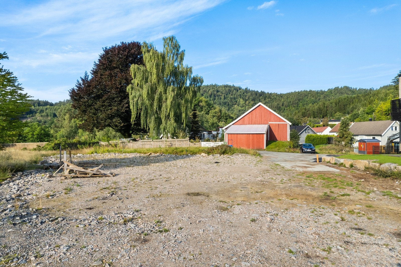Tomten er delvis klargjort og mangler bare siste laget med grus og føre rør inn ihht. tegninger. Galleribilde
