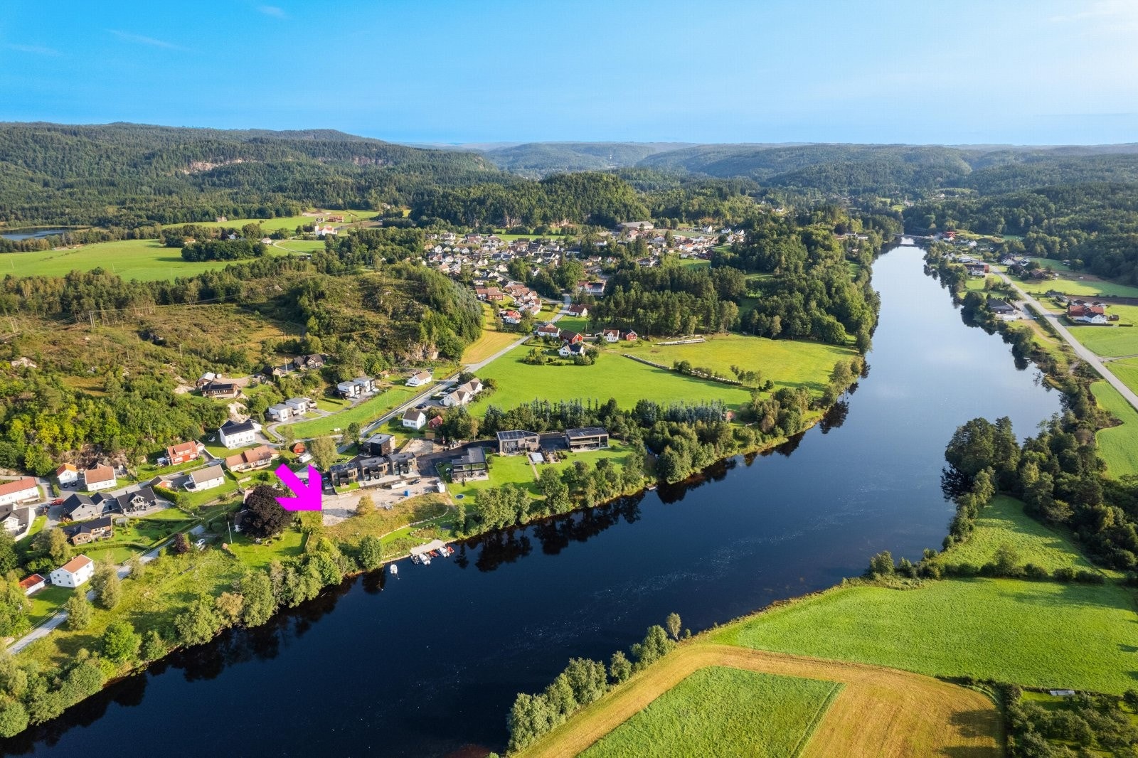 Mandalselva rett nedenfor boligentomten! Her er det flotte muligheter for bading, kajakk og kanopadling eller en liten båtur til Mandal! Galleribilde