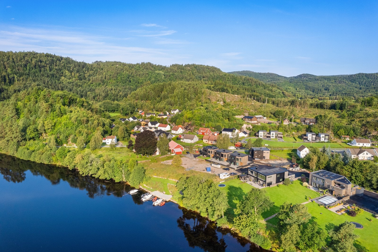 Nærområdet består av eldre boliger og flere nyere oppførte "funkis" boliger. Det er planer om ytterligere boligområder i området bak "gartnerihagen" Galleribilde