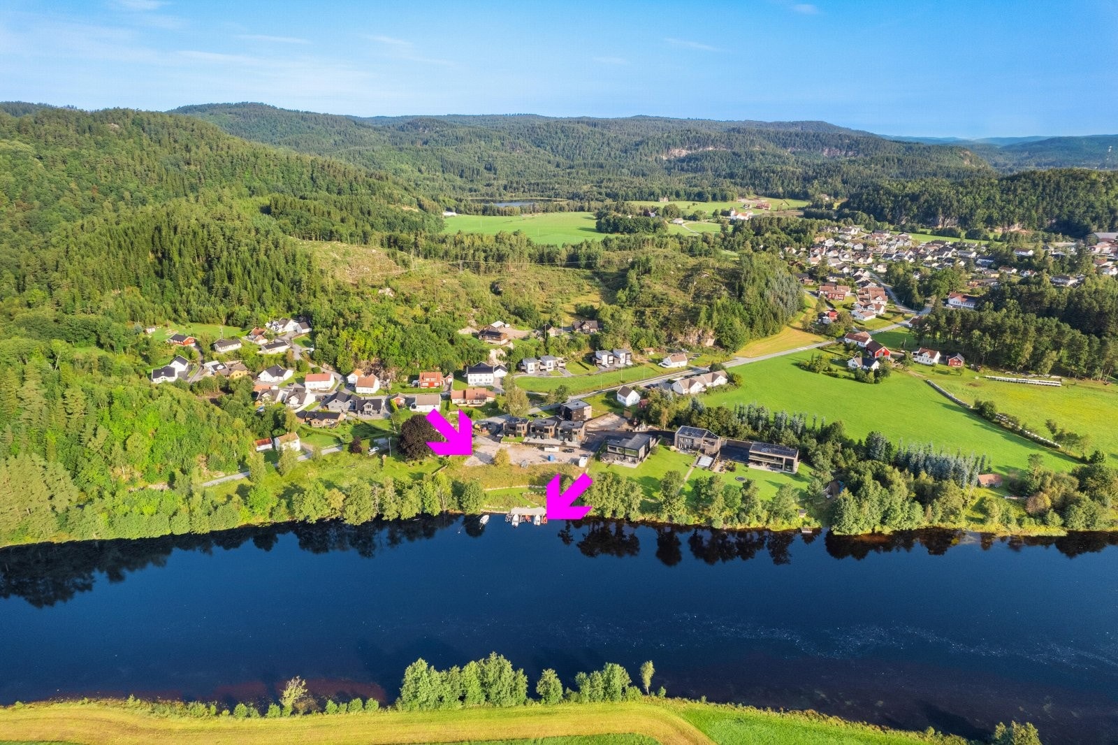 Det går en sti fra tomten til bryggeanlegget der det er mulig å få kjøpt plass. Galleribilde