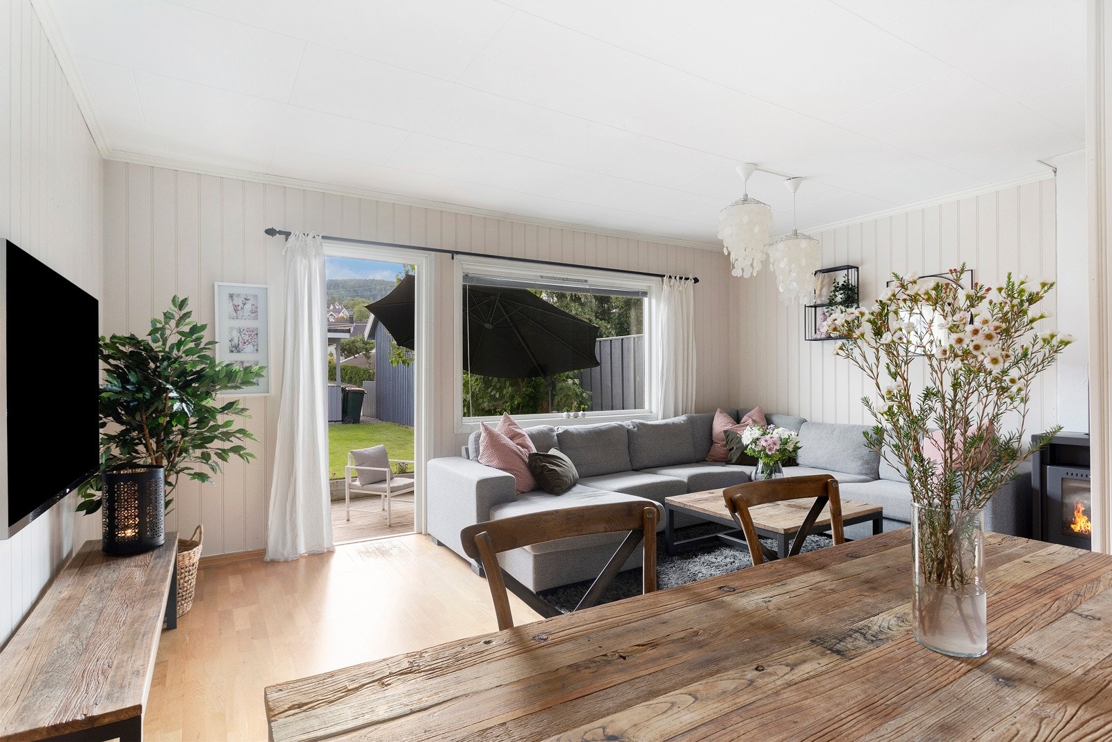 I stuen er det plass til både sofagruppe og spisebord. Galleribilde