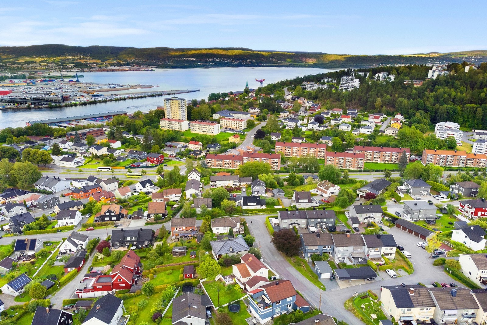 Det er kort vei til busstopp både for lokalbuss og for pendlere med gang- og sykkelvei til Bangeløkka. Galleribilde