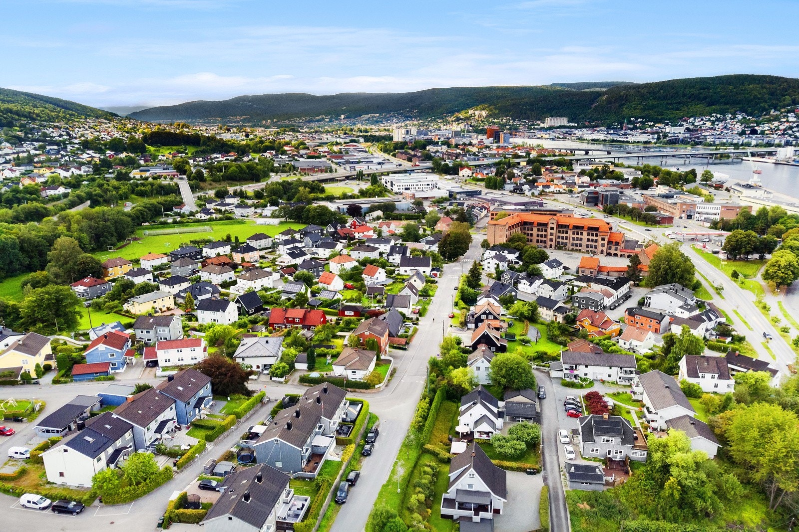 Her ser du mot sentrum med alle servicetilbud, balløkker, Drammensbadet og Marienlyst, Brandenga med hall for allidrett mm. Galleribilde