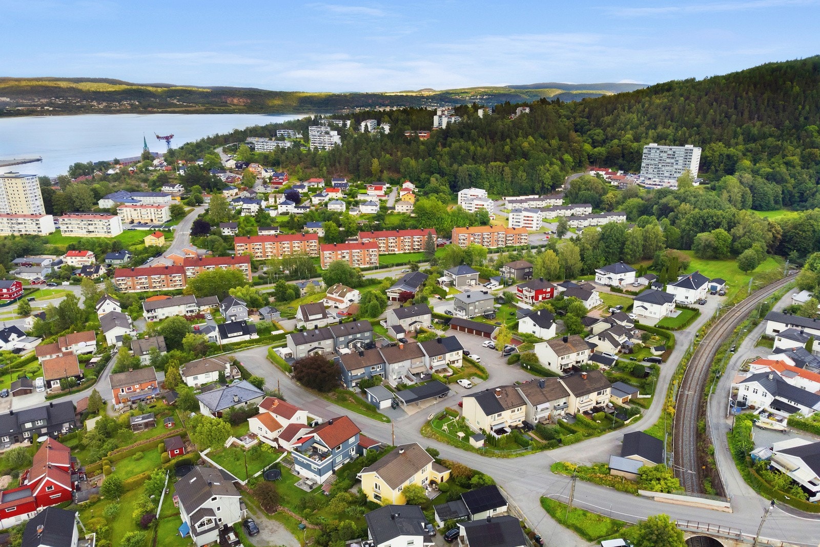 Nordbykollen har lysløype, turstier og utsiktstårn. Det er flere fotballøkker og grønne lunger for lek og rekreasjon i nærområdet. Spar Kobbervikdalen tar det 5 minutter å gå til. Galleribilde