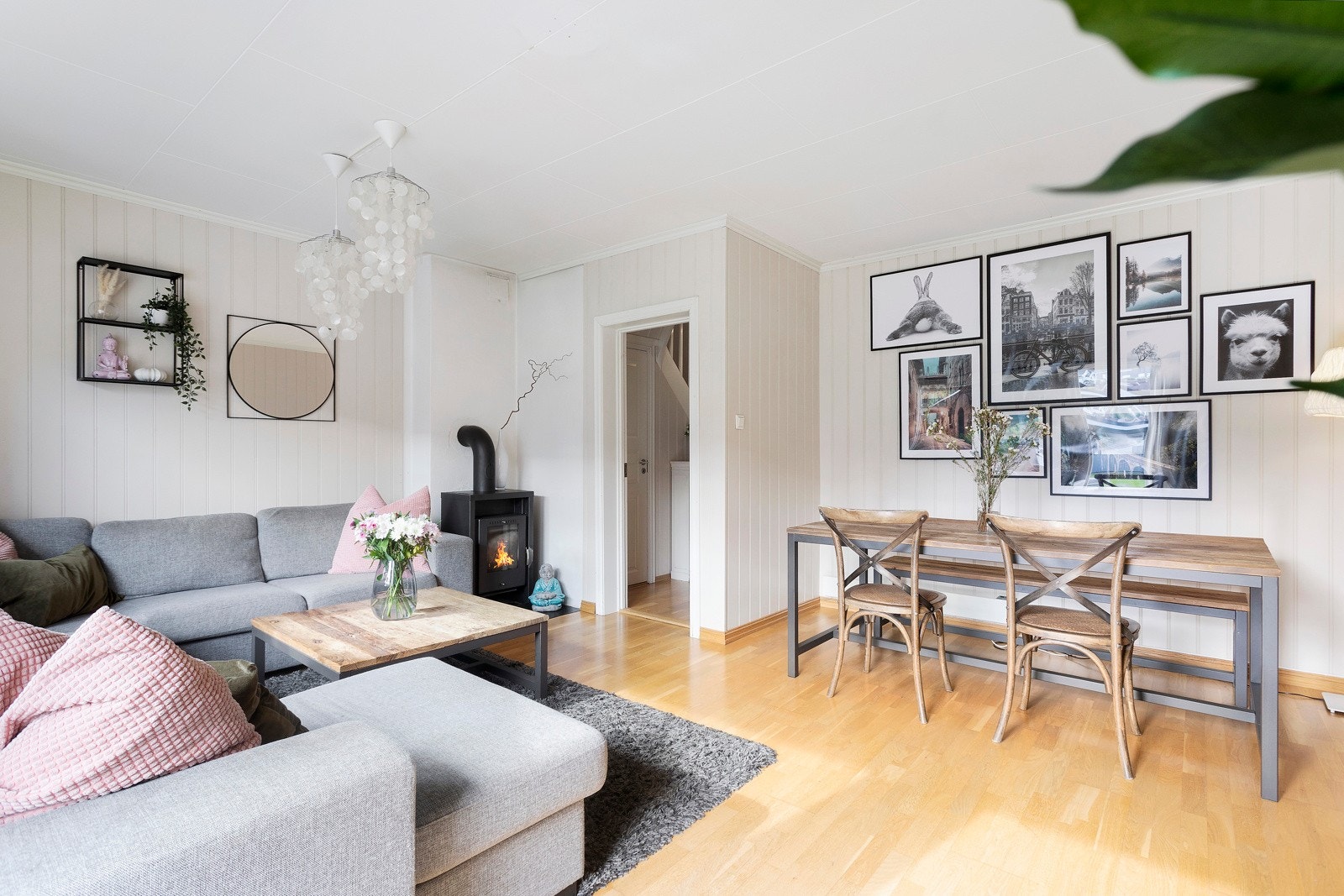I tillegg til sofagruppe er det plass til spisebord med plass til mange. Galleribilde