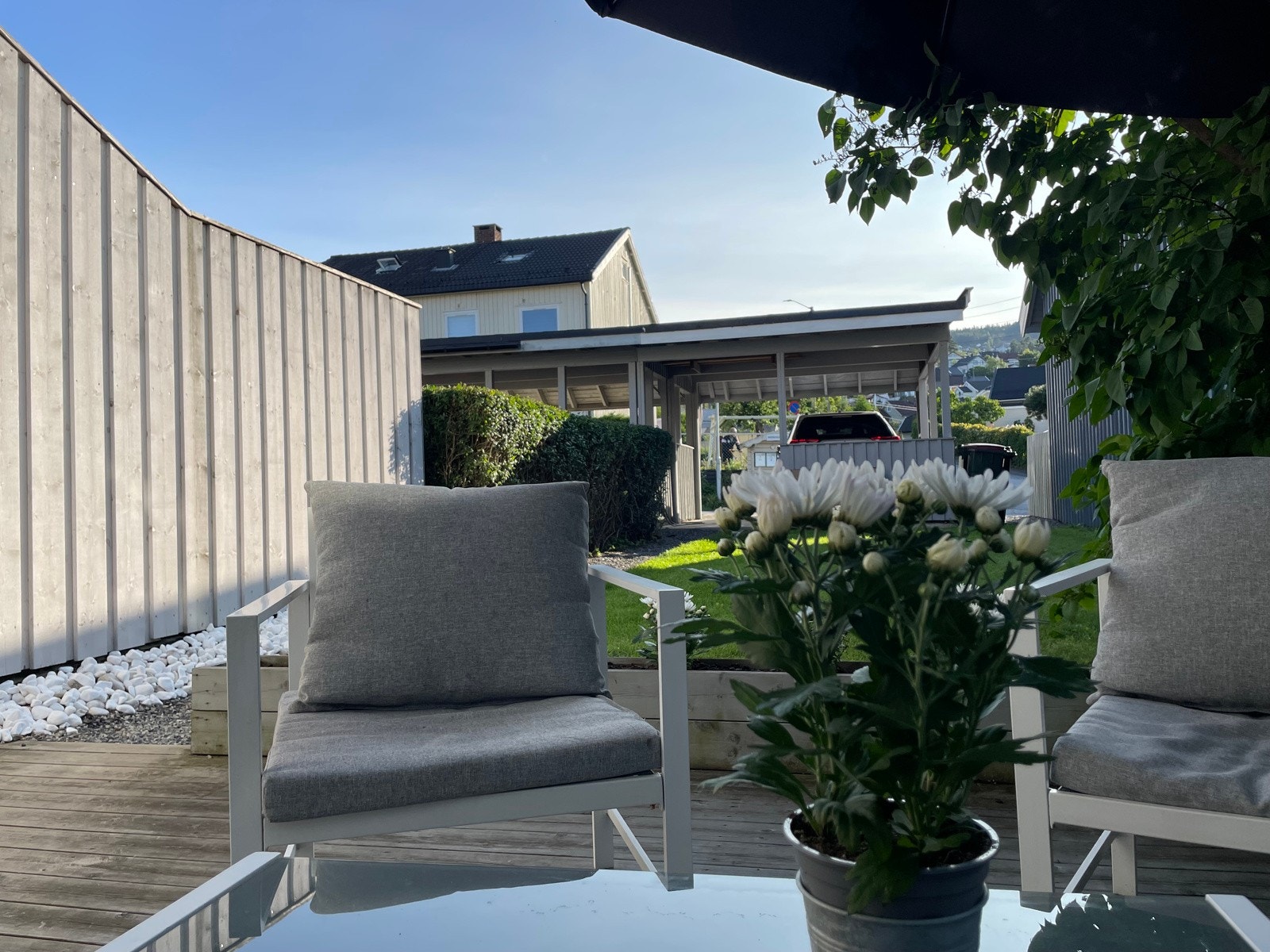 Fra terrassen har man oversikt over hagen samtidig som man sitter helt skjermet. Galleribilde