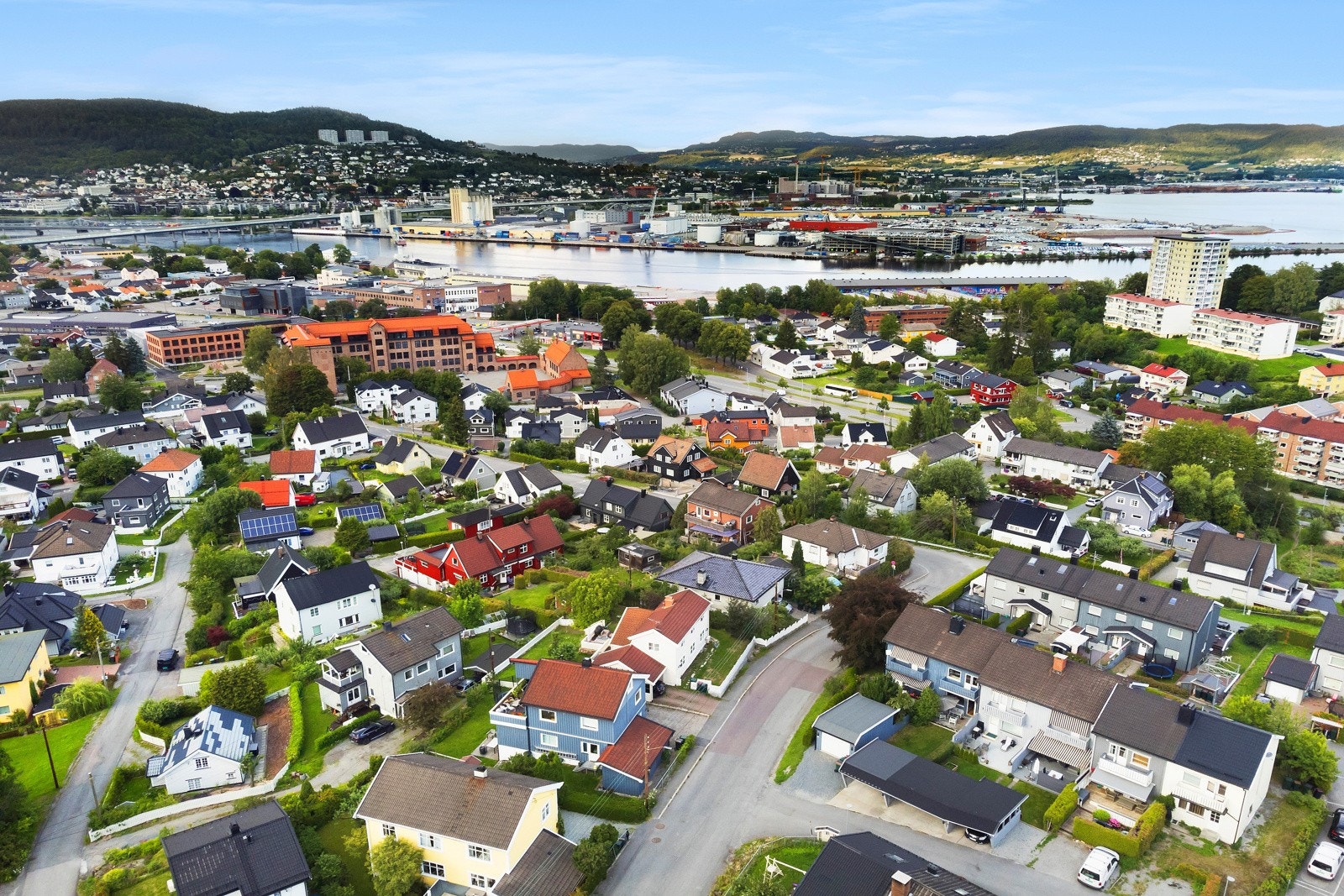 Her ser du eiendommen i fugleperspektiv med Drammensfjorden i bakgrunnen, Brandenga skole og dagligvareforretning på Rundtom. Galleribilde
