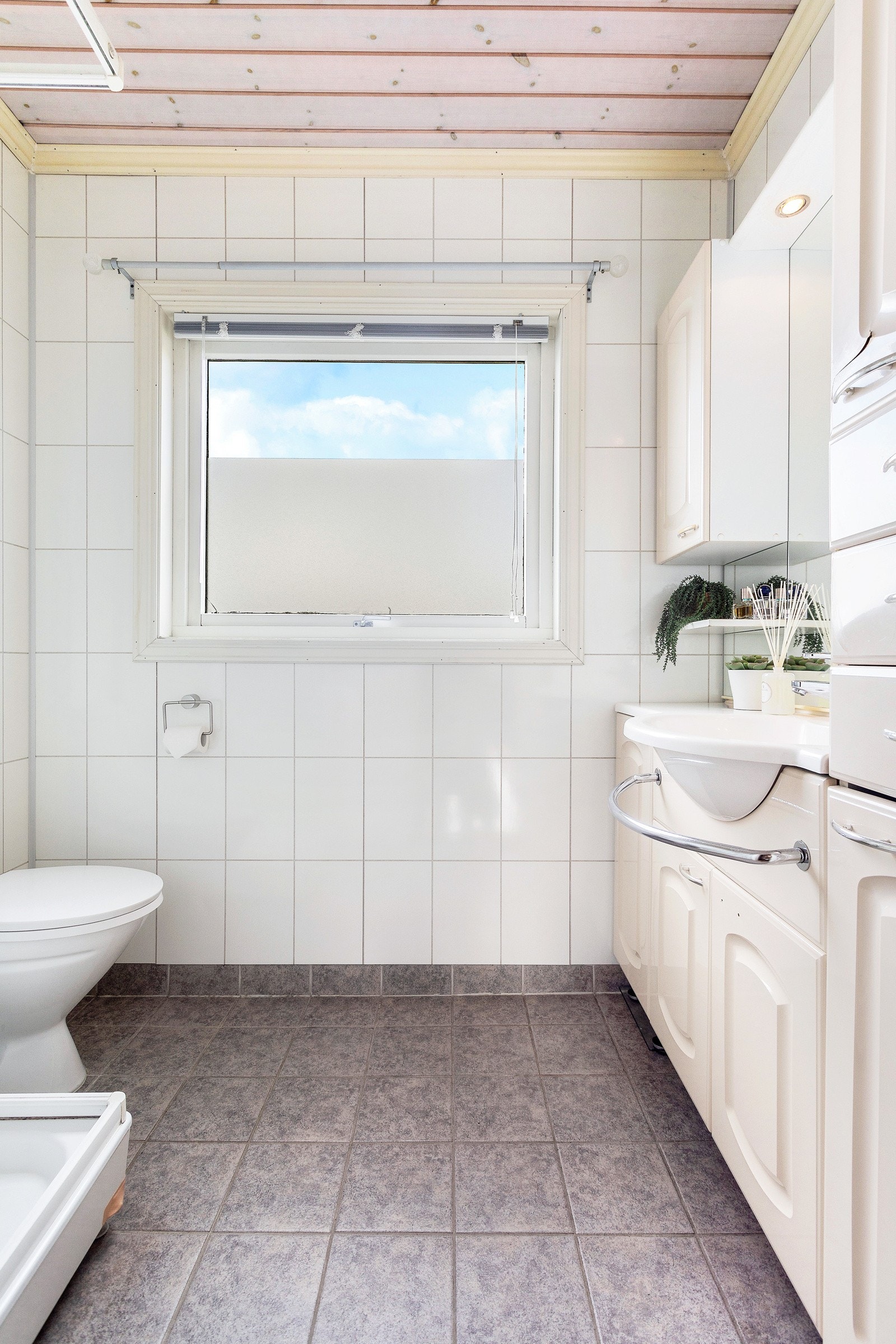 Badet er flislagt og har dusjkabinett Galleribilde