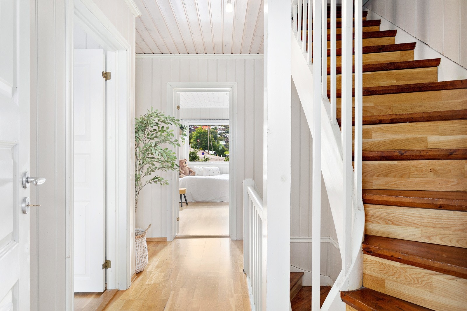 Trappen går videre opp til loftet. Soveromsgangen og soverommene er malt lyse. Galleribilde