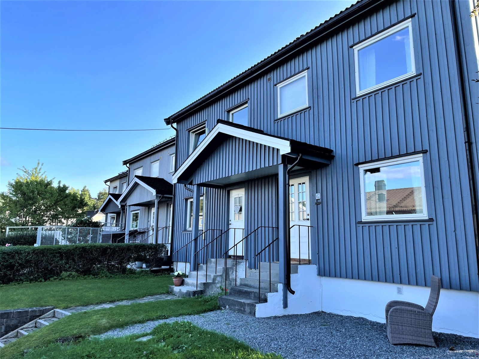 Hage med plen og hekk ved inngangspartiet Galleribilde