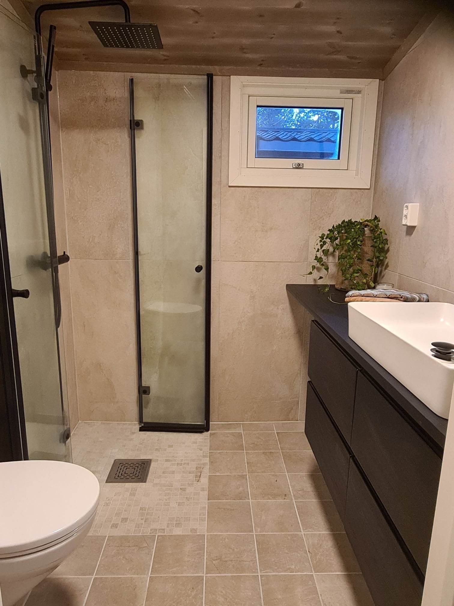 Nytt bad med fliser og varmekabler. Plass til vaskemaskin. Galleribilde