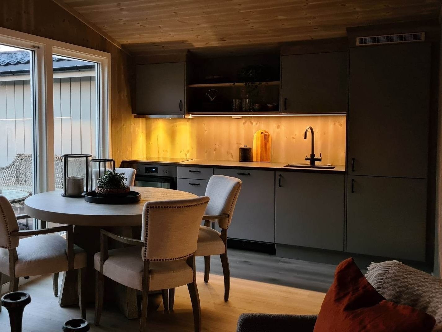 Nytt kjøkken med innbygde hvitevarer. Galleribilde