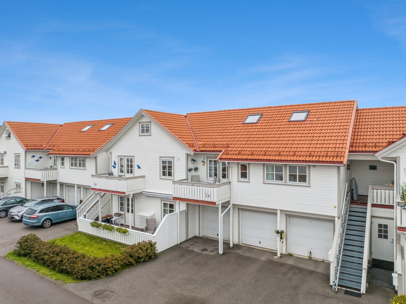 Robin Antonsen v/DNB Eiendom ønsker deg velkommen til Jørgen Ferjemanns vei 1B. En pen og innholdsrik selveier over to plan. 2 balkonger. Garasje. Flott beliggenhet like ved badestrand og småbåthavn. Galleribilde