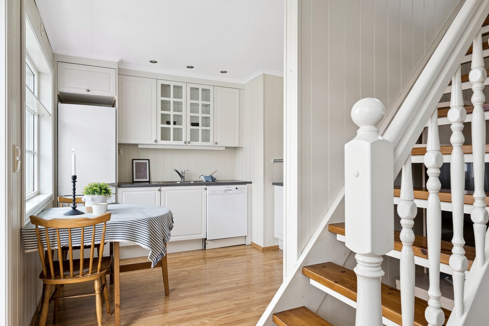 Fra stue/kjøkken er det trappeløp opp til innredet loft. Galleribilde