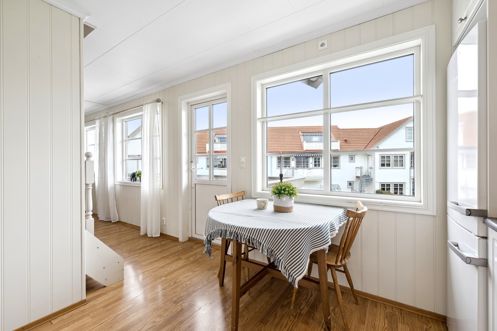 Kjøkkenet har god plass til frokostbord. Galleribilde