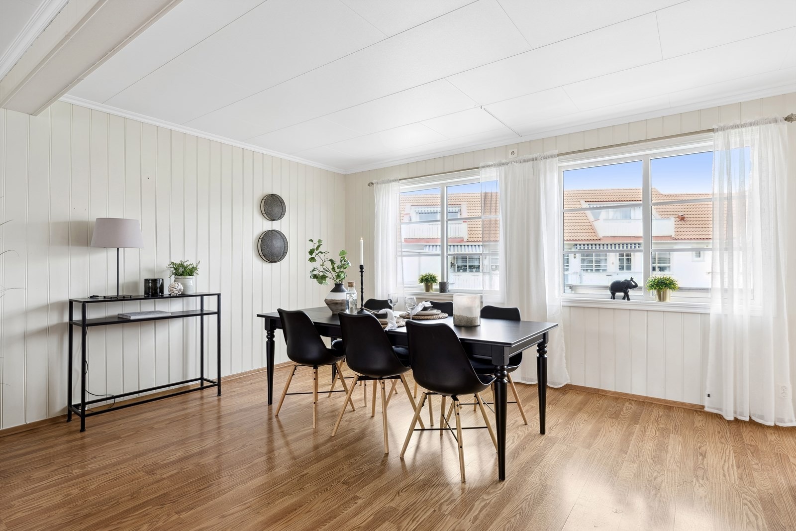 Hovedetasjen oppvarmes via vannbåren varme. Galleribilde