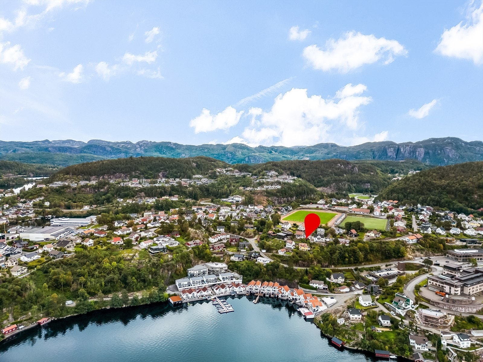 Videre har du Uenes stadion, tennisbane og populære lekeplasser like i nærheten. Galleribilde