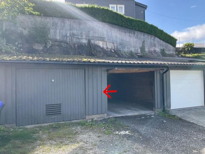 Utskilt andel av felles garasje tilhørende eiendommen. Galleribilde