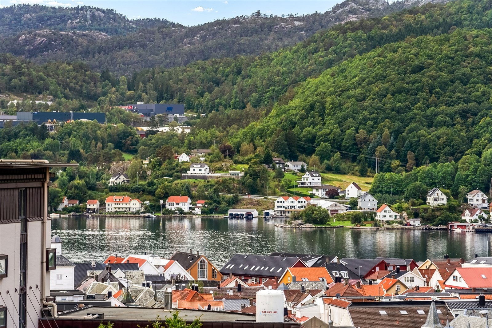 Herlig utsyn mot by, fjord og fjell! Galleribilde