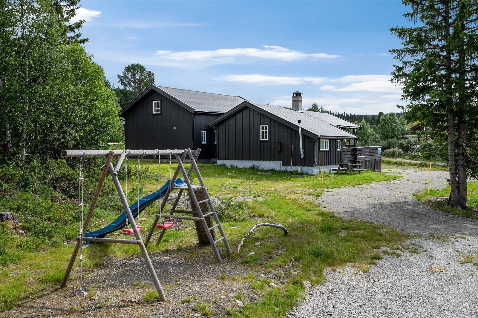 Baksiden av hytta (lekestativet tilhører naboeiendommen. Galleribilde