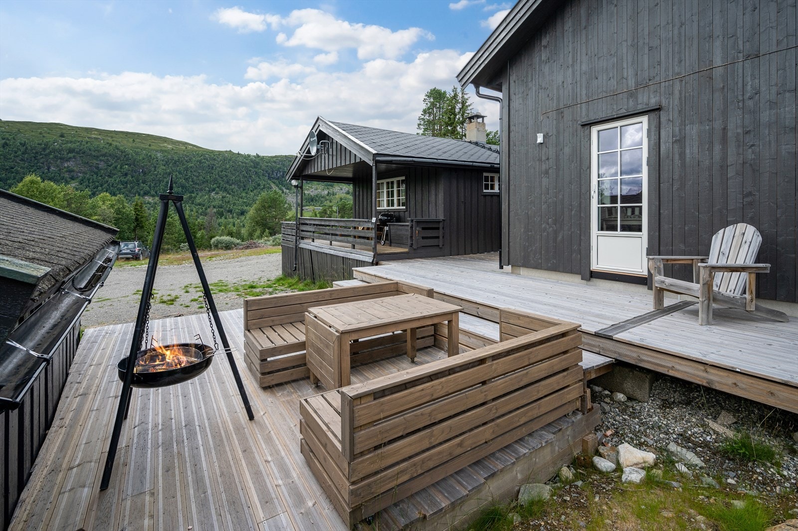 Terrasse med utsikt mot Valsfjell Galleribilde